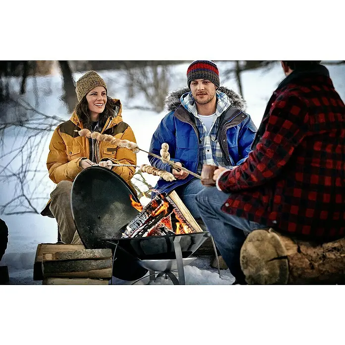 Weber Feuerschale Fireplace - Schwarz, Ø x H: 61,75 x 45,4 cm - Eine Gruppe von Freunden genießt Stockbrot am Lagerfeuer im Winter.