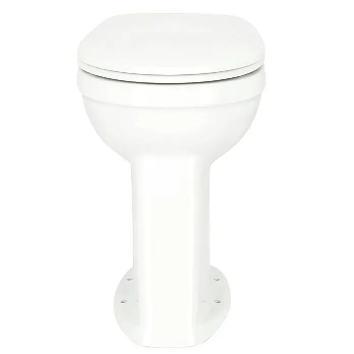 Camargue Stand-WC-Set Plus 100 - Mit Spülrand, WC Abgang: Waagerecht, Weiß - Nahaufnahme einer weißen Toilette mit geschlossenem Deckel, die durch ihre schlichte Eleganz besticht.