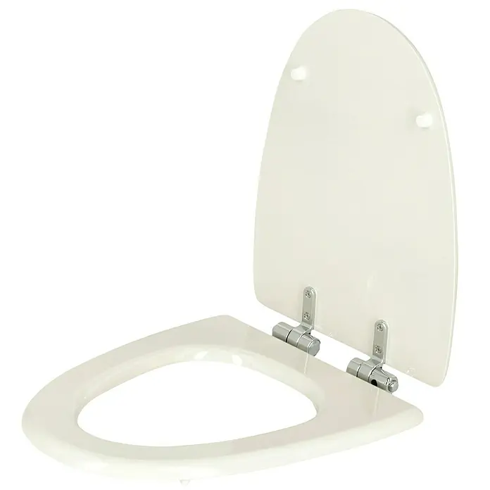 Poseidon WC-Sitz St. Remy/Mistral - MDF, Weiß, Mit Absenkautomatik - Offener cremefarbener Toilettensitz mit verchromten Scharnieren auf schwarzem Hintergrund, der ein sauberes und hygienisches Badezimmeraccessoire zeigt.