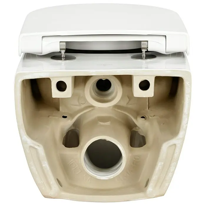 Villeroy & Boch Subway 2.0 Wand-WC-Set - Spülrandlos, Ohne Spezialglasur, Spülform: Tief, WC Abgang: Waagerecht, Weiß - Nahaufnahme eines Toilettenbeckens, das die interne Sanitärinstallation und die Details der Befestigungen zeigt.