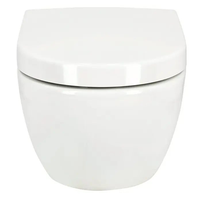 Villeroy & Boch Subway 2.0 Wand-WC-Set - Spülrandlos, Ohne Spezialglasur, Spülform: Tief, WC Abgang: Waagerecht, Weiß - Nahaufnahme einer weißen, hängenden Toilette mit abgerundeten Formen vor einem schwarzen Hintergrund.