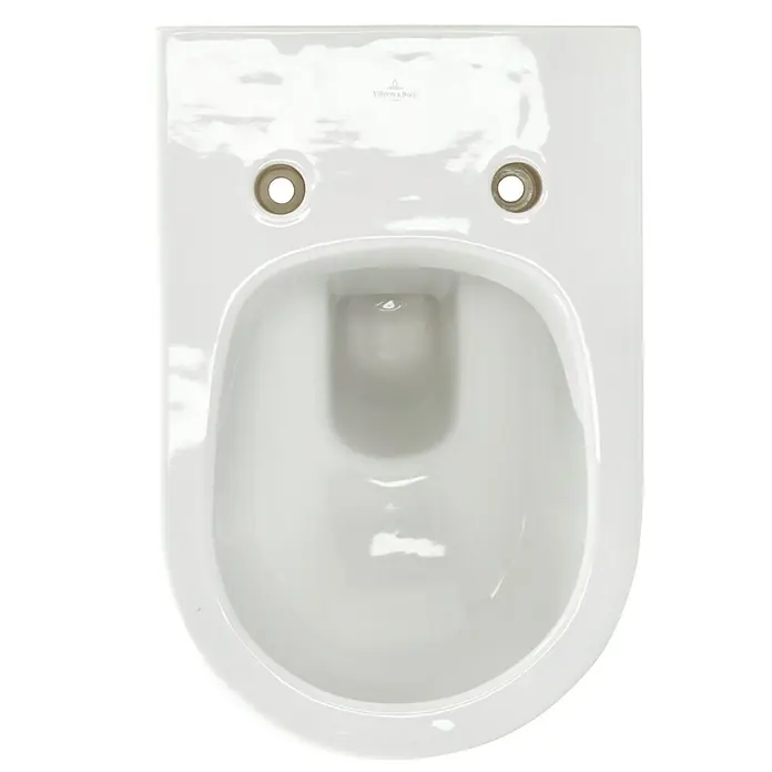 Villeroy & Boch Subway 2.0 Wand-WC-Set - Spülrandlos, Ohne Spezialglasur, Spülform: Tief, WC Abgang: Waagerecht, Weiß - Nahaufnahme einer weißen Villeroy & Boch Toilette, die ein elegantes und minimalistisches Design für moderne Badezimmer zeigt.