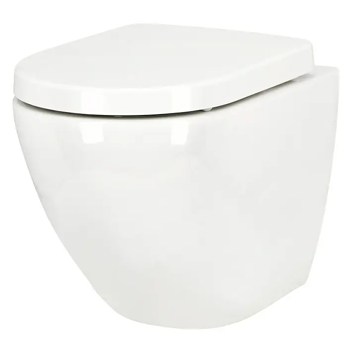 Camargue Wand-WC-Set Plus 50 2.0 - Spülrandlos, Ohne Spezialglasur, Spülform: Tief, WC Abgang: Waagerecht, Weiß - Nahaufnahme einer modernen, weißen Hänge-Toilette mit geschlossenem Deckel vor schwarzem Hintergrund. Elegantes Design für das moderne Badezimmer.