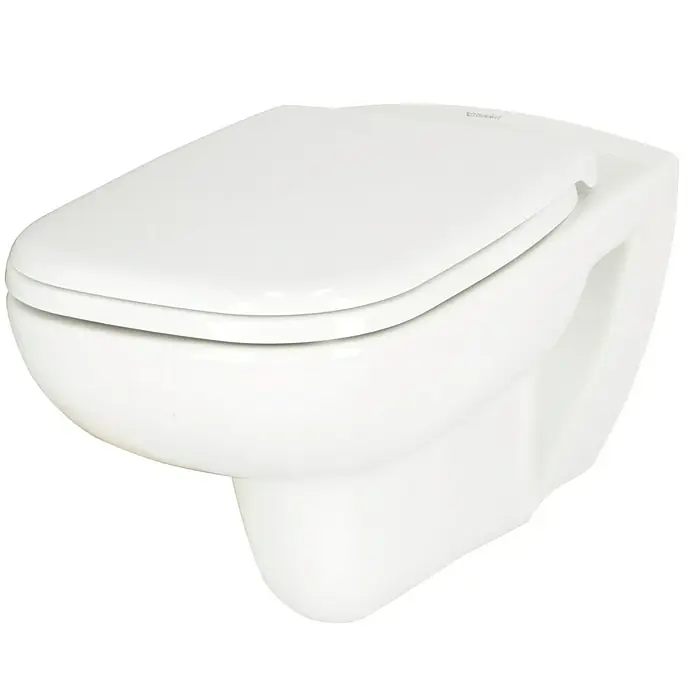 Duravit D-Code Wand-WC-Set - Spülrandlos, Ohne Spezialglasur, Spülform: Tief, WC Abgang: Waagerecht, Weiß - Nahaufnahme einer weißen Duravit Wandtoilette mit geschlossenem Deckel vor schwarzem Hintergrund. Moderne Badkeramik.