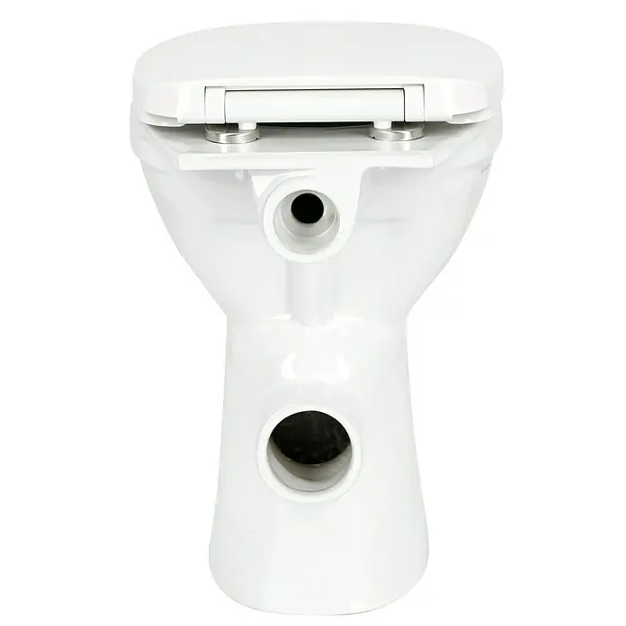 Camargue Stand-WC-Set Plus 75 2.0 - Spülrandlos, Ohne Spezialglasur, Spülform: Tief, WC Abgang: Waagerecht, Weiß - Nahaufnahme einer weißen Toilette mit geschlossenem Deckel und sichtbaren Anschlüssen.