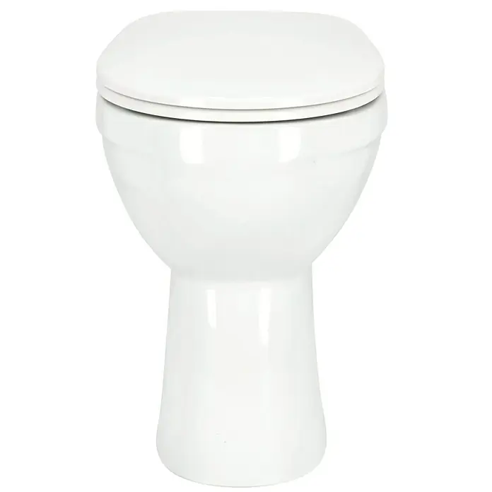 Camargue Stand-WC-Set Plus 75 2.0 - Spülrandlos, Ohne Spezialglasur, Spülform: Tief, WC Abgang: Waagerecht, Weiß - Weisse Standtoilette mit geschlossenem Deckel vor schwarzem Hintergrund. Ideal für moderne Badezimmer und Gästetoiletten.