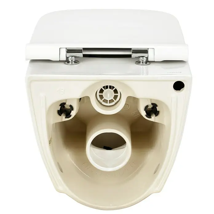 Geberit Smyle Square Wand-WC-Set - Spülrandlos, Ohne Spezialglasur, Spülform: Tief, WC Abgang: Waagerecht, Weiß - Ein Blick von oben auf eine weiße, wandhängende Toilette mit geschlossenem Deckel, die die Details der Keramik und das Design hervorhebt.