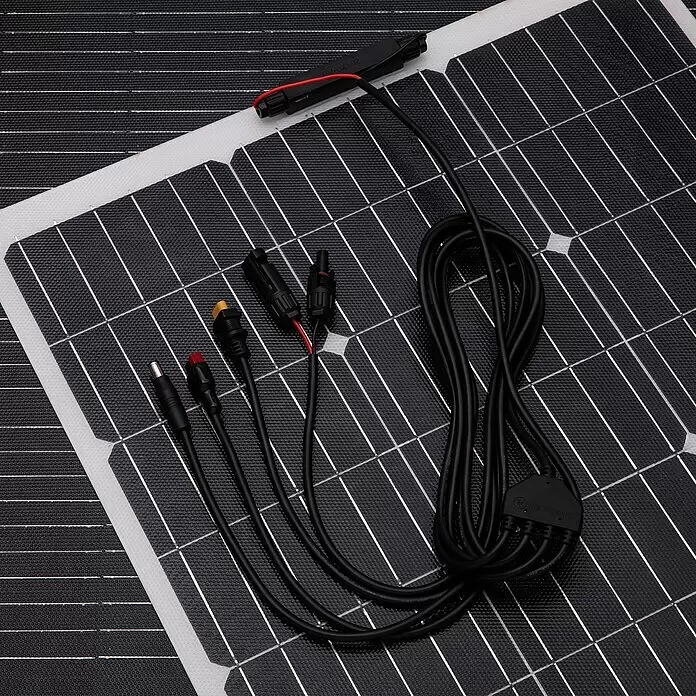 Technaxx Solarmodul flexibel TX-208 - Max. Leistung: 100 W, 0,3 x 108 x 53,5 cm - Schwarzes Solarpanel mit weißem Gitter, verbunden mit einem schwarzem Ladekabel und verschiedenen Adaptern für vielseitige Stromversorgung.
