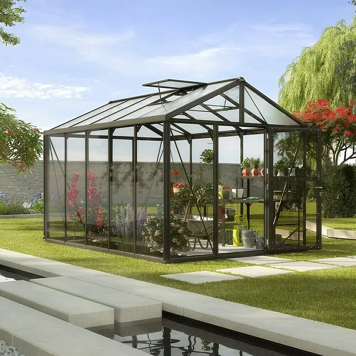 Vitavia Gewächshaus Zeus 10000 - Außenmaß inkl. Dachüberstand (B x T): 256 x 391 cm, 3 mm, Schwarz - Ein geräumiges Gewächshaus mit Pflanzen und Gartengeräten, eingebettet in eine grüne Gartenlandschaft unter blauem Himmel.