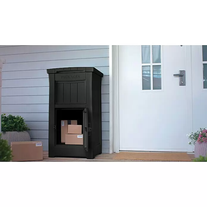 Keter Garten-Aufbewahrungsbox Paketbox ParcelDropBox - 62,1 x 62,1 x 112 cm, Grau - Schwarze Paketbox mit geöffneter Tür, die Pakete im Inneren zeigt, auf einer Veranda platziert.