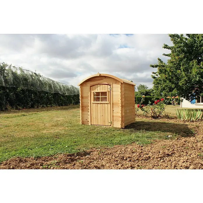 Soulet Spielhaus Patty - L x B x H: 133 x 108 x 145 cm, Holz - Ein helles Holzgartenhaus mit abgerundetem Dach und Tür mit Fenster, umgeben von Grün.