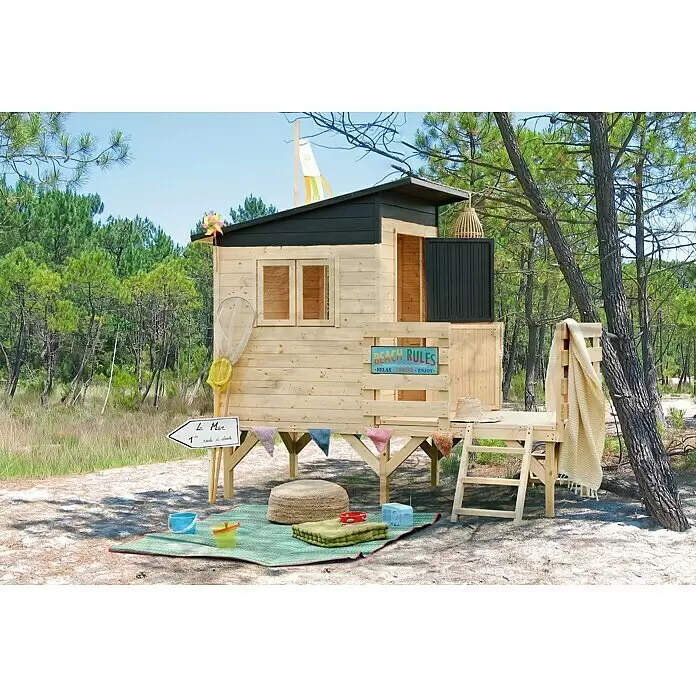 Soulet Spielhaus Oakland - L x B x H: 187 x 261 x 216 cm, Holz - Erhöhtes Spielhaus aus Holz mit schwarzem Dach und Details, in einer natürlichen, sandigen Umgebung mit Kiefern und Strandzubehör.