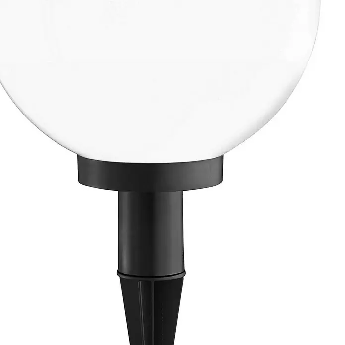 Starlux Kugel-Außenleuchte Kira - 30 cm, Weiß - Detailaufnahme einer weißen Kugelleuchte mit schwarzem Ständer, die für den Außenbereich konzipiert ist, ideal für Gartenwege.