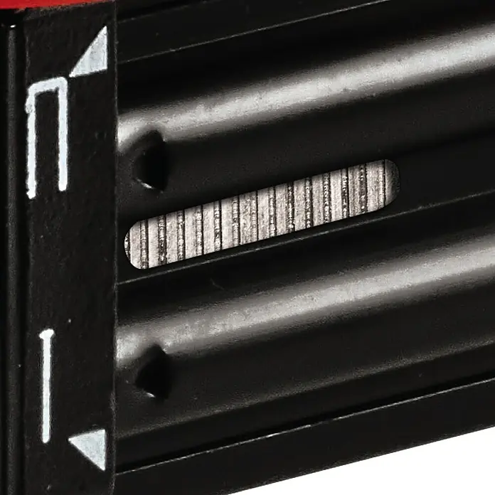 Einhell Power X-Change 18V Akku-Nagler TE-CN 18 Li - Solo - 18 V, Ohne Akku, Länge Nagel: 15 mm - 32 mm, Breite Klammer: 5,7 mm, Stärke Nagel: 1 mm - Nahaufnahme einer schwarzen Metallschiene mit Markierungen und einem länglichen Loch, das Einblick in das Innere gewährt.