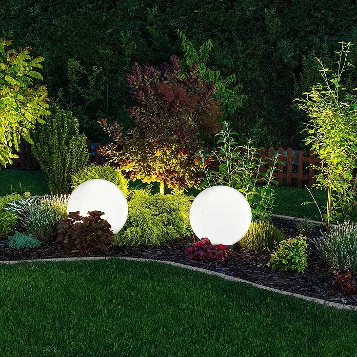 Starlux Kugel-Außenleuchte Kira - 30 cm, Weiß - Gartenlandschaft mit zwei kugelförmigen Gartenleuchten, die eine warme, einladende Atmosphäre schaffen. Perfekt für stimmungsvolle Abende im Freien.