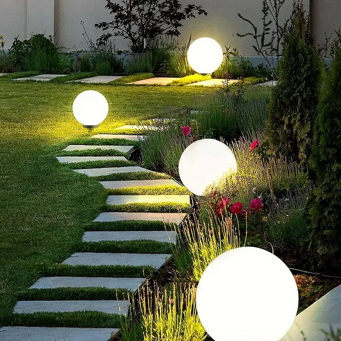 Starlux Kugel-Außenleuchte Kira - 50 cm, Weiß - Gartenweg mit runden Solarleuchten, die warmes Licht spenden und eine gemütliche Atmosphäre im Garten schaffen.