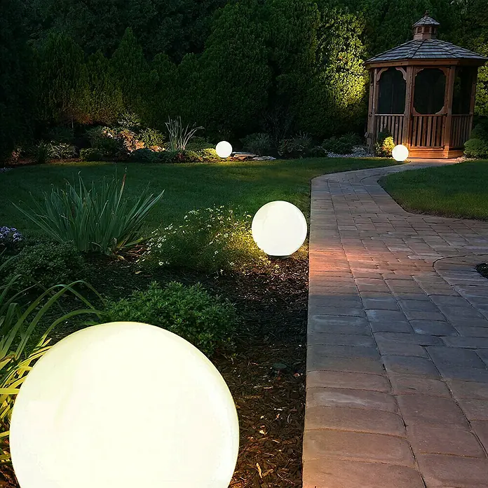 Starlux Kugel-Außenleuchte Kira - 40 cm, Weiß - Stimmungsvolle Gartenbeleuchtung mit leuchtenden Kugeln und einem Pavillon im Hintergrund.
