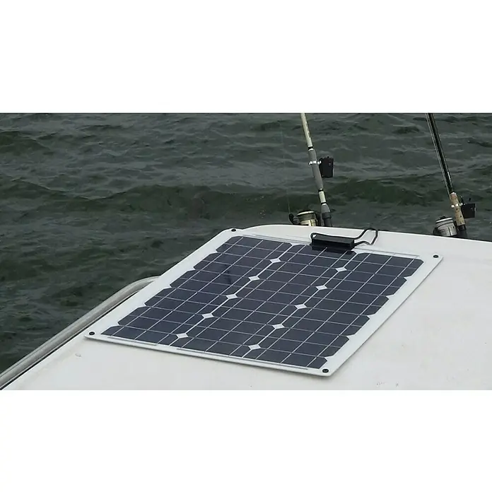 Sunset Solarmodul-Set Laminat - Nennleistung: 50 W, Für Booten, Yachten und Wohnmobilen - Solarpanel auf einem Bootsdeck. Das Panel lädt die Batterie des Bootes, während man angelt.