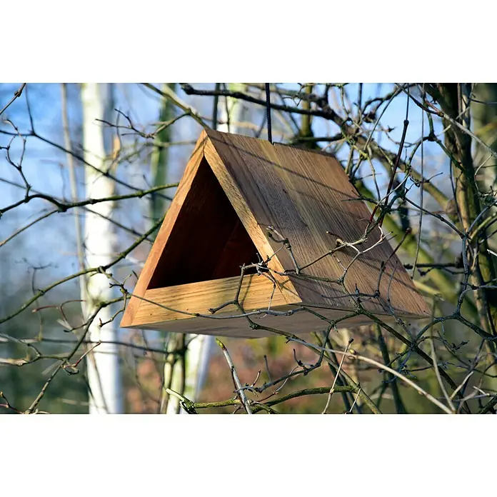 Luxus Vogelhaus Vogelhaus - 26 x 19 x 19 cm, Hellbraun - Dreieckiges Vogelhaus aus Holz hängt an Ästen. Das minimalistische Design bietet Vögeln einen sicheren Unterschlupf.