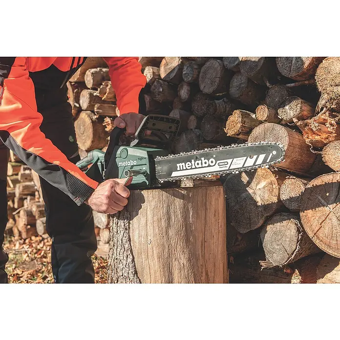 Metabo CAS 18V Akku-Kettensäge MS36-18 LTXBL40 - 18 V, Li-Ionen, Ohne Akku, Schwertlänge: 40 cm - Nahaufnahme einer Metabo Kettensäge beim Arbeiten an Holz, Fokus auf Präzision und Leistung.