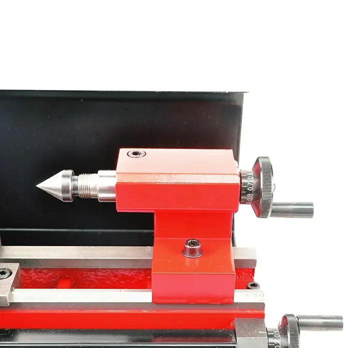 Rotwerk Drehmaschine EDM Mini C0 - Leistung: 150 W, Werkstückdurchmesser: 110 mm über Bett - Nahaufnahme einer roten Drehbank, die ein präzises und effizientes Bearbeiten von Werkstücken ermöglicht. Ideal für Modellbauer.