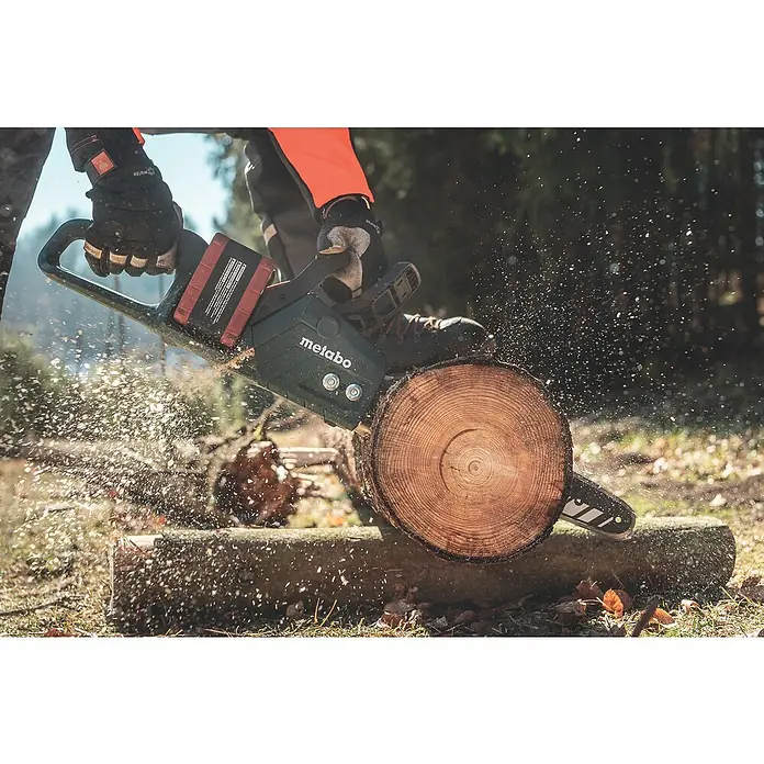 Metabo CAS 18V Akku-Kettensäge MS36-18 LTXBL40 - 18 V, Li-Ionen, Ohne Akku, Schwertlänge: 40 cm - Eine Metabo Akku-Kettensäge schneidet einen Baumstamm, Späne fliegen. Leistungsstark und kabellos für müheloses Sägen im Garten oder Wald.
