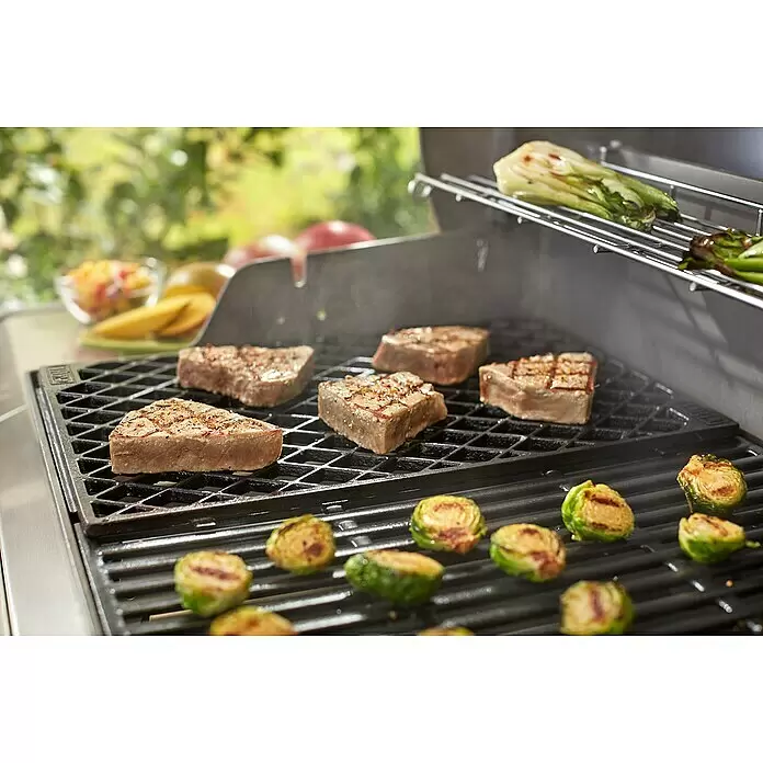 Weber Grilleinsatz Sear-Grate - Passend für: Weber Gasgrills Genesis II - Ein Grill mit Thunfischsteaks und Rosenkohl auf den Rosten, Blattgemüse auf dem oberen Rost. Eine Gusseisenplatte ist ebenfalls in Gebrauch.