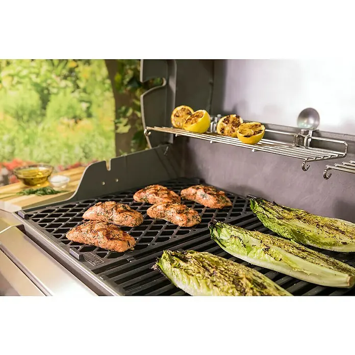 Weber Grilleinsatz Sear-Grate - Passend für: Weber Gasgrills Genesis II - Auf einem Grill liegen gegrillter Fisch, Salat und Zitronen, die ein köstliches und gesundes Gericht für ein Barbecue im Freien ergeben.