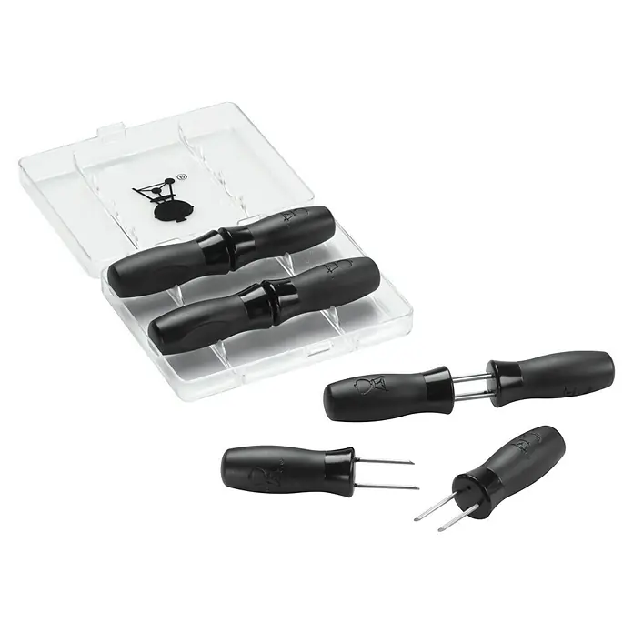 Weber Maiskolbenhalter - 8 Stk. - Abgebildet sind vier schwarze Apfelentkerner, zwei davon in einer durchsichtigen Kunststoffbox.