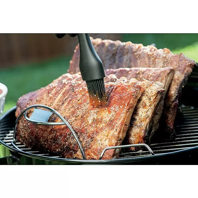 Weber Spare-Rib-Halter - L x B x H: 33,5 x 20,3 x 8,9 cm - Schwarzer Silikon-Backpinsel bestreicht gewürzte Rippchen auf einem Metall-Rippchenhalter auf einem Grill.