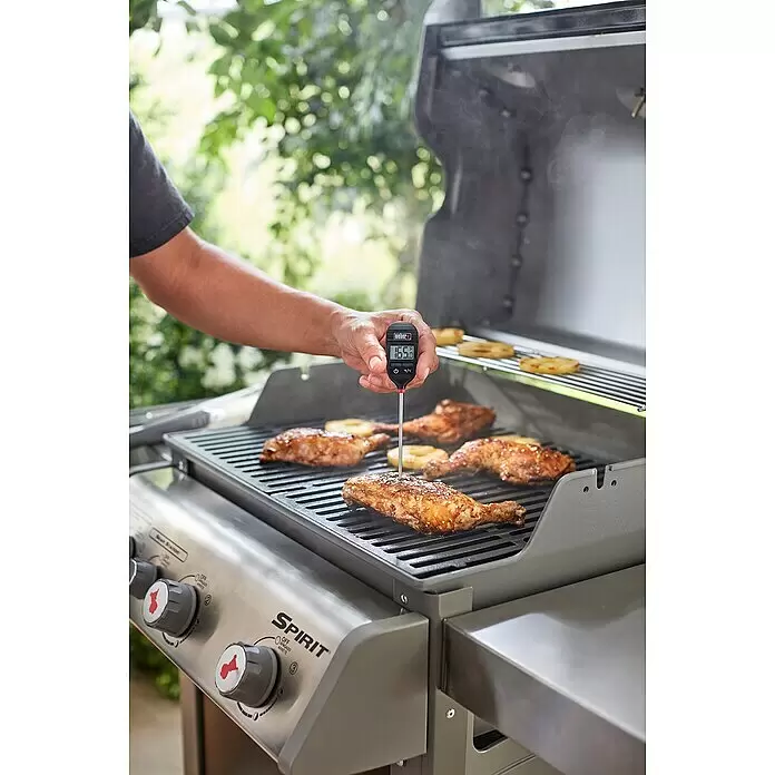 Weber Grill-Thermometer - Digital - Eine Hand misst mit einem Weber Digitalthermometer 165,0°F an Hähnchen auf einem Weber Spirit Gasgrill mit Ananas.