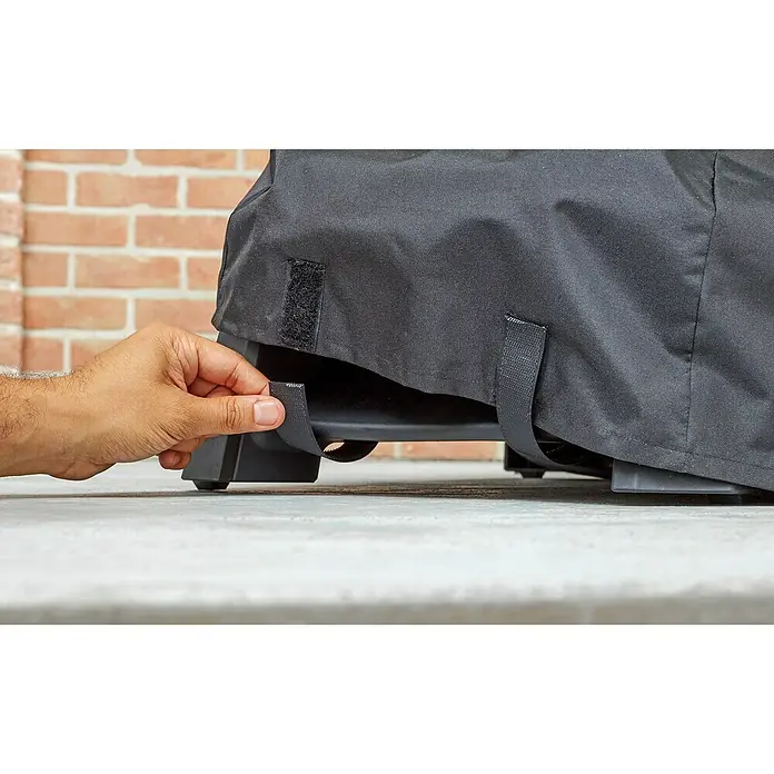 Weber Premium Grill-Schutzhülle - Passend für: Weber Smartgrill Pulse 1000 - Eine schwarze Schutzhülle mit Klettverschluss wird an einem Grill befestigt, um ihn vor Wettereinflüssen zu schützen.