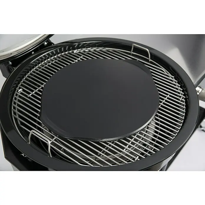 Weber Pizzastein - L x B: 4,6 x 42 cm, Durchmesser: 42 cm, Cordierit, Stein - Nahaufnahme eines Grills mit einem schwarzen Pizzastein darauf.
