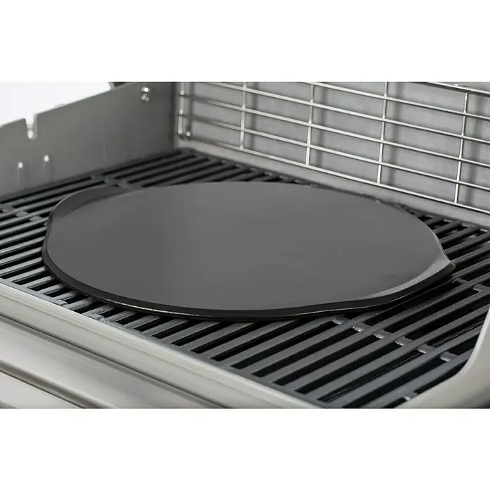 Weber Pizzastein - L x B: 4,6 x 42 cm, Durchmesser: 42 cm, Cordierit, Stein - Hier ist ein runder, schwarzer Pizzastein, der auf einem Grillrost platziert ist, bereit zum Backen köstlicher Pizzen.