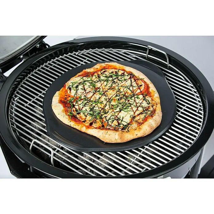 Weber Pizzastein - L x B: 4,6 x 42 cm, Durchmesser: 42 cm, Cordierit, Stein - Genießen Sie köstliche Pizza vom Grill, zubereitet auf einem Pizzastein auf einem Grill, für ein authentisches kulinarisches Erlebnis.