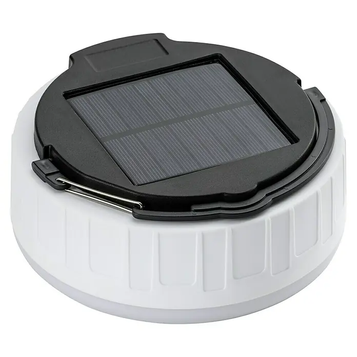 BAUHAUS Mobiles LED-Licht - Schwarz, Weiß, Höhe: 6,7 cm, IP44 - Nahaufnahme einer solarbetriebenen Laterne mit einem Solarpanel auf der Oberseite. Praktisch für Campingausflüge.