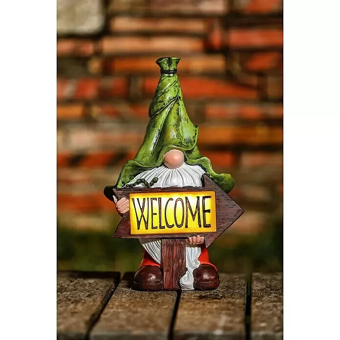 BAUHAUS Solar-Dekoleuchte Zwerg Welcome - 0,2 W, L x B x H: 13 x 13 x 33 cm, Grün/Braun, IP44 - Gartenzwerg mit grünem Hut, weißem Bart, roten Hosen und braunen Stiefeln hält ein hölzernes "WELCOME"-Schild.