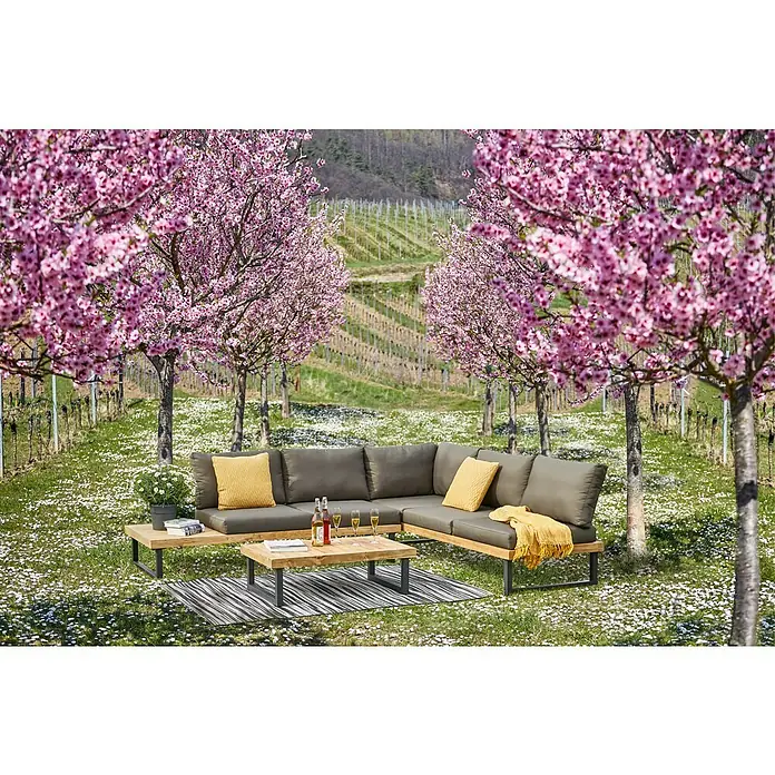 Kissen Graffiti - Yellow, 45 x 45 cm, 100 % Baumwolle - Ein stilvolles Garten-Lounge-Set mit grauem Ecksofa, Holztisch und gelben Akzenten unter blühenden Bäumen für entspannte Stunden im Freien.