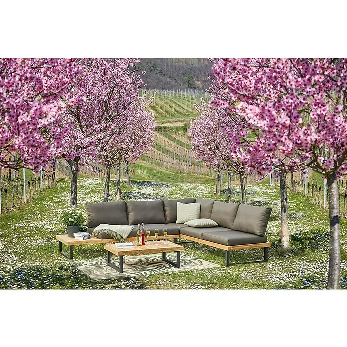 Kissen Graffiti - Alum, 45 x 45 cm, 100 % Baumwolle - Gemütliche graue Gartenlounge-Möbelgruppe mit Holztischen auf einem blühenden Feld. Ideal zum Entspannen im Freien und Genießen der Natur.
