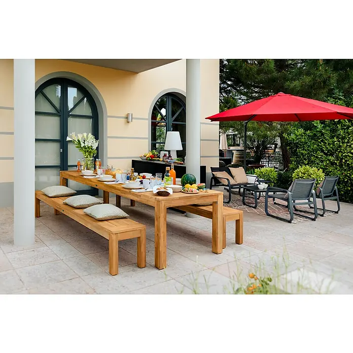 Sunfun Laura Gartenbank - B x T x H: 270 x 42 x 45 cm, Akazie, Braun - Ein einladender Außenbereich mit einem stilvollen Holztisch und Bänken, gedeckt für eine Mahlzeit im Freien. Dazu passende Sitzmöbel und ein Sonnenschirm.