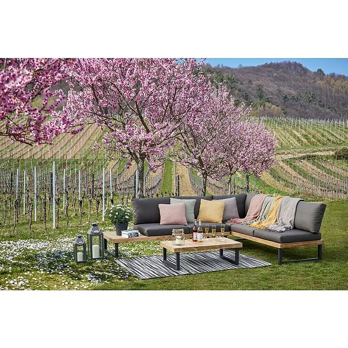 Kissen Graffiti - Yellow, 45 x 45 cm, 100 % Baumwolle - Gartenmöbel-Set auf einem Rasen mit blühenden Bäumen. Das Set besteht aus einem Ecksofa, einem Couchtisch und Laternen.