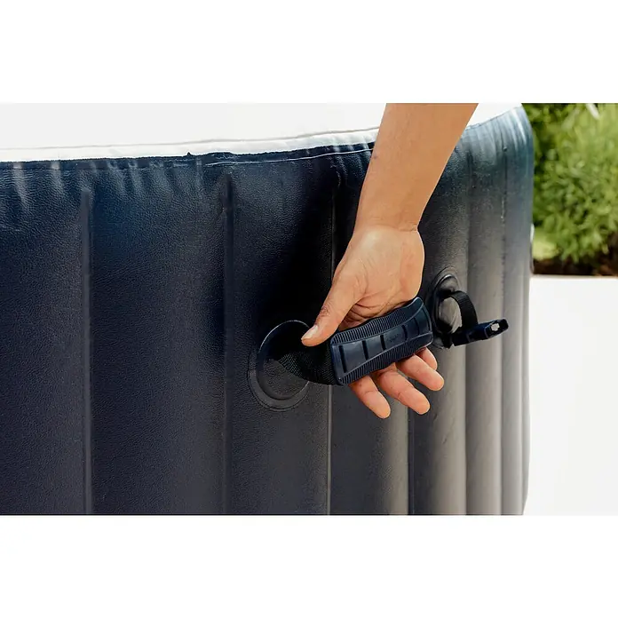 Intex Pure Spa Mobil-Whirlpool 85 Bubble MassageØ x H: 216 x 71 cm, Navy, 1.098 l - Detailaufnahme einer Hand, die einen Griff an einem aufblasbaren Whirlpool hält. Der Whirlpool ist dunkelblau und der Griff ist schwarz.