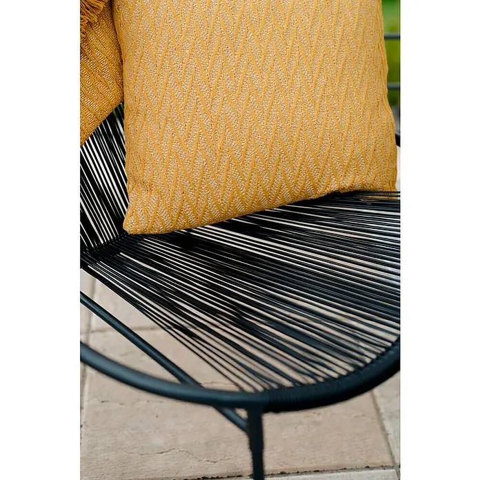Gartensessel String - Metall, Schwarz, B x T x H: 62 x 73 x 77 cm - Nahaufnahme von zwei gelben Sofakissen mit gewebtem Muster auf einem modernen schwarzen Stuhl.