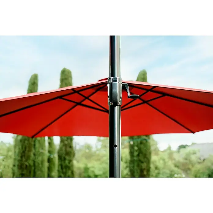 Sunfun Ampelschirm rund Florenz - Chili, Durchmesser Bespannung: 350 cm - Nahaufnahme eines roten Sonnenschirms mit schwarzem Gestell vor unscharfem Hintergrund.