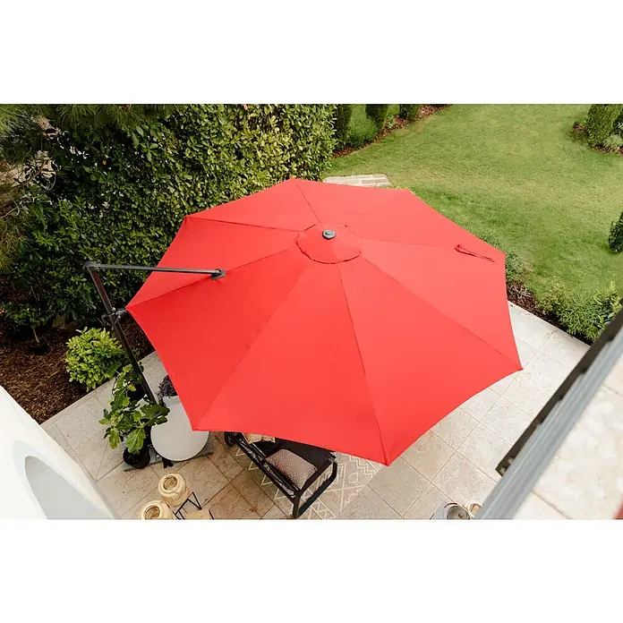 Sunfun Ampelschirm rund Florenz - Chili, Durchmesser Bespannung: 350 cm - Roter Sonnenschirm auf einer Terrasse, der Schatten spendet. Er ist Teil einer Gartengarnitur und bietet Schutz vor der Sonne.