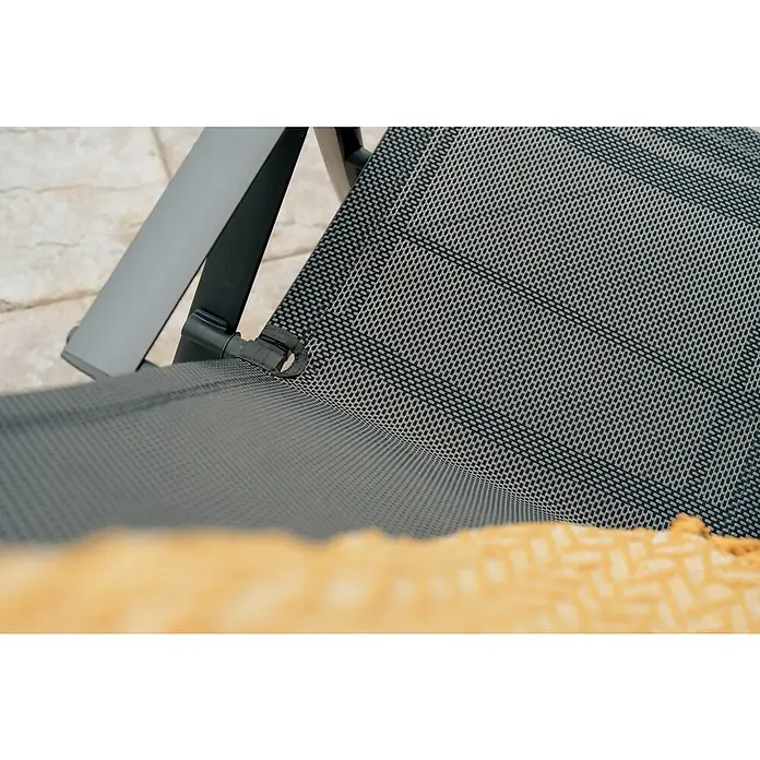 Sunfun Maja Garten-Liegestuhl - Aluminium, Textil, Rückenlehne verstellbar, Anthrazit, B x T x H: 61 x 69 x 111 cm - Nahaufnahme eines Outdoor-Stuhls mit grauem, gewebtem Stoffbezug und einem robusten, dunklen Rahmen. Ein gelber Stoff liegt im Vordergrund.