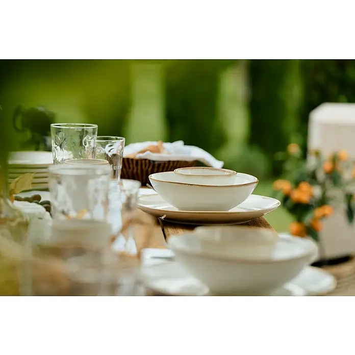 Teller Tabo - 1 Stk., Ø x H: 26,5 x 3 cm, Keramik, Weiß - Einladender Tisch mit elegantem Geschirr und Gläsern, perfekt für ein stilvolles Outdoor-Dinner im Grünen.