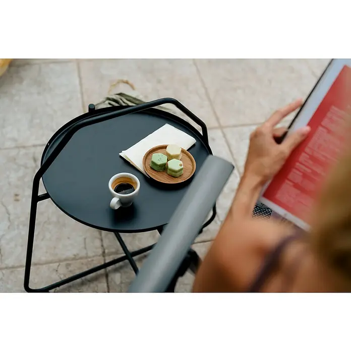 Sunfun Melina Garten-Beistelltisch rund - Ø x H: 60 x 57,5 cm, Stahl, Schwarz - Eine Tasse Espresso und eine kleine Auswahl an Petit Fours auf einem eleganten, schwarzen Beistelltisch, ideal für eine stilvolle Kaffeepause.