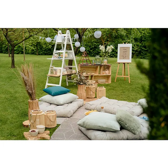 Sitzkissen - Hellgrau, Europaletten-Auflage, L x B: 120 x 80 cm, Materialzusammensetzung Bezug: Polyester - Eine malerische Gartenszene mit bequemen Kissen, einer Leiter mit Dekorationen und einer einladenden Picknickatmosphäre.