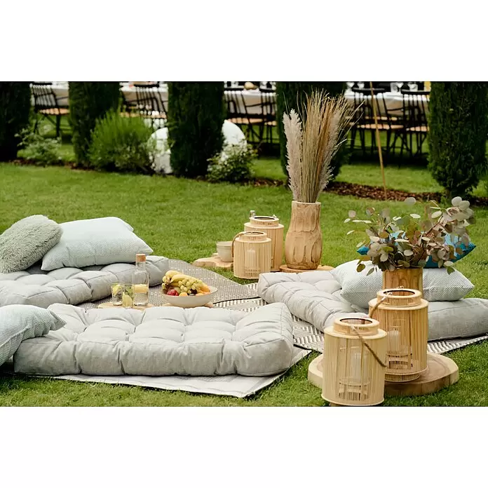 Sitzkissen - Hellgrau, Europaletten-Auflage, L x B: 120 x 80 cm, Materialzusammensetzung Bezug: Polyester - Graue Bodenkissen bilden eine Outdoor-Lounge-Ecke mit Obst und Dekoration.